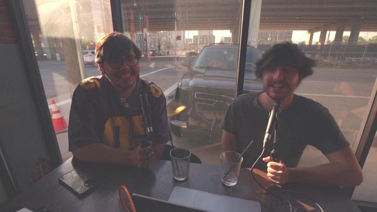 Suv si schianta su due ragazzi in un bar, la reazione è inimmaginabile: "Che è successo?"