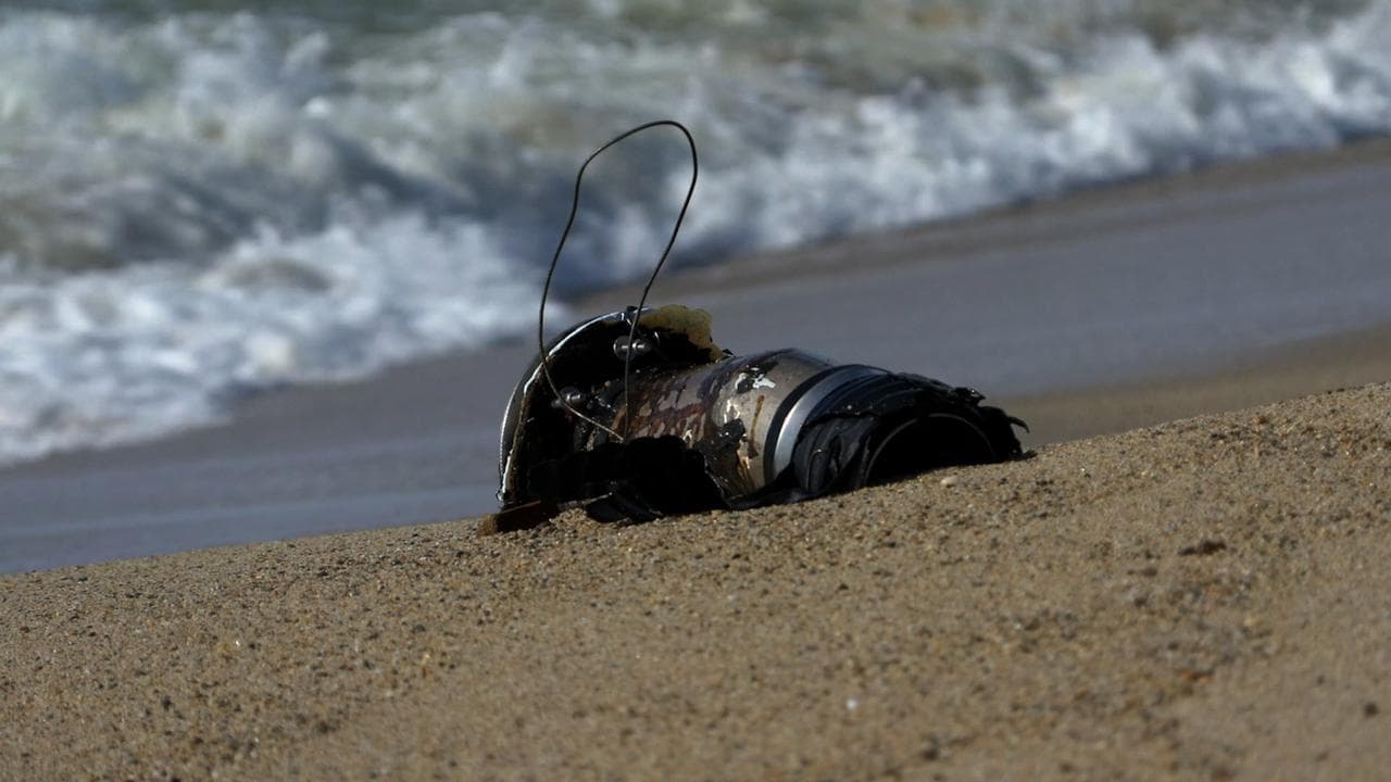 Cutro, il mare restituisce i resti del barcone affondato: sulla battigia un pezzo del motore