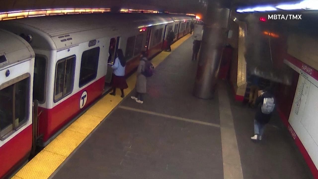 Usa, si stacca un pannello dal soffitto della metro: pendolare salvo per miracolo