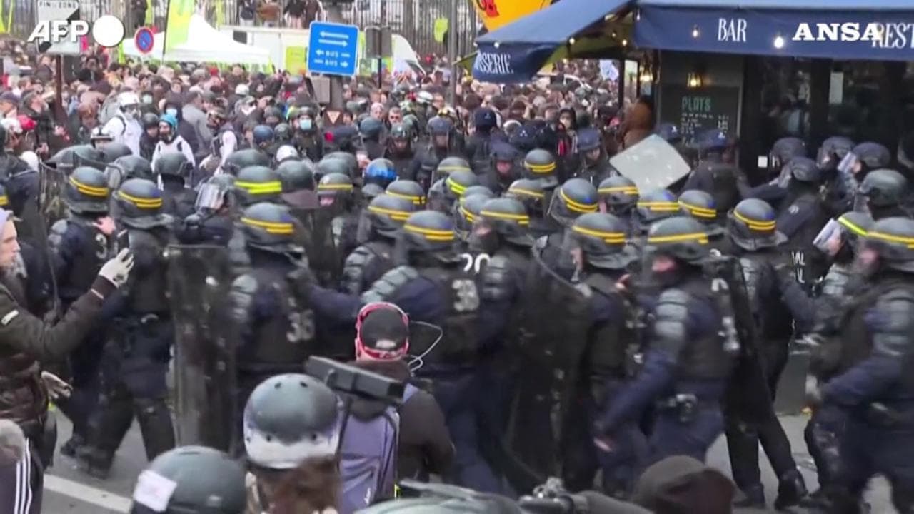 Parigi, corteo contro la riforma delle pensioni: tensioni con le forze dell'ordine