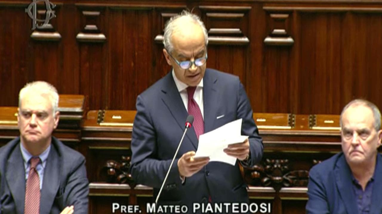 Naufragio di Cutro, Piantedosi: "Le mie parole sono state fraintese". Proteste in aula