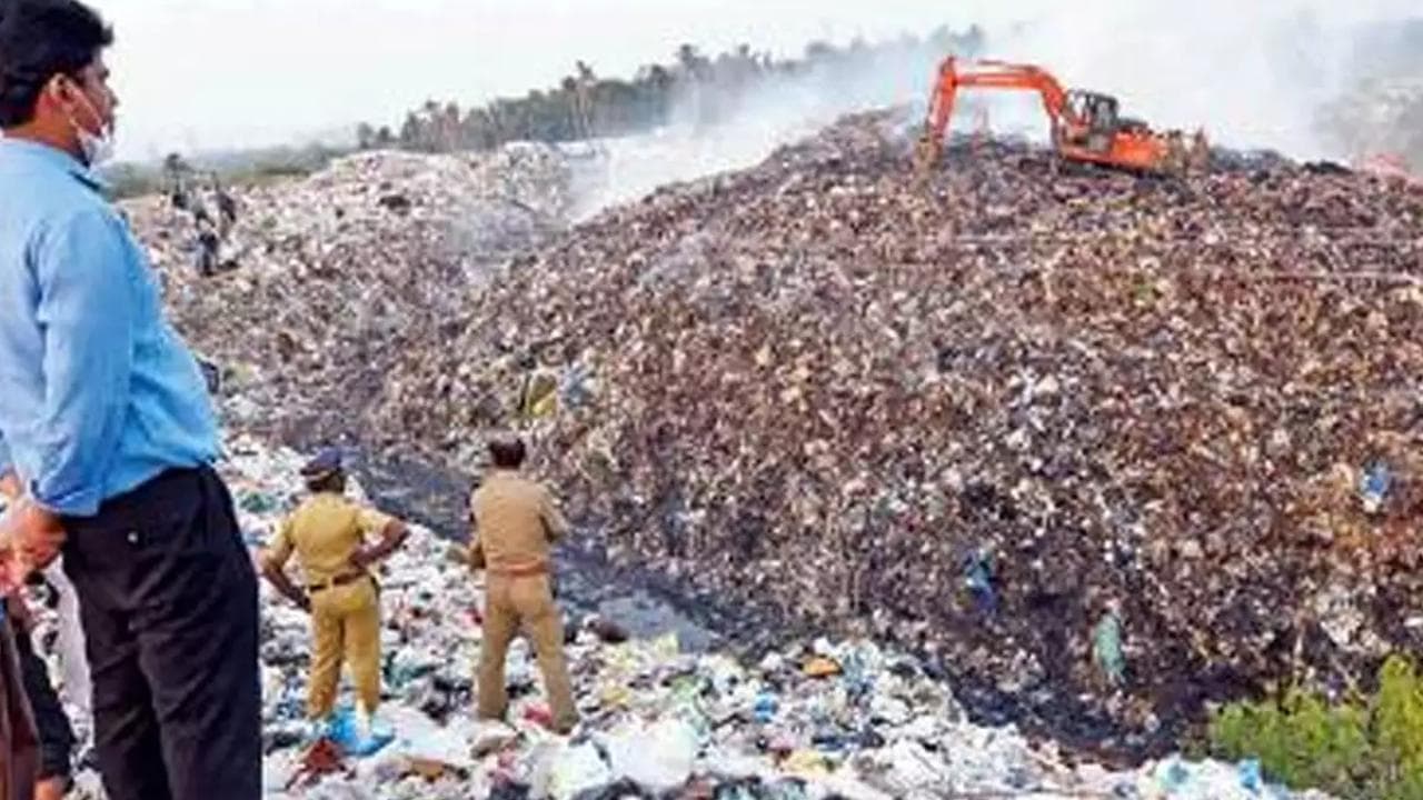 L'incubo di Kochi: le sue impressionanti colline di rifiuti alte 15 metri sono in fiamme