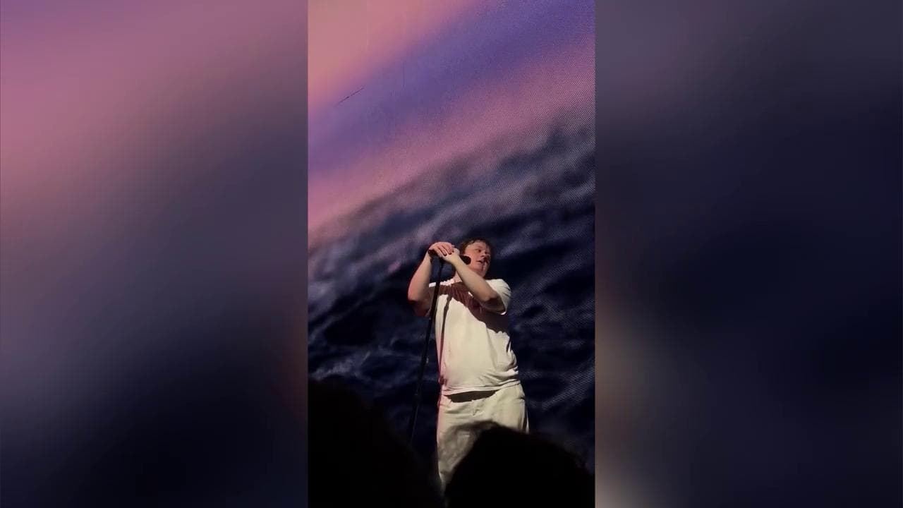 I fan cantano al posto di Lewis Capaldi, bloccato dalla sindrome di Tourette