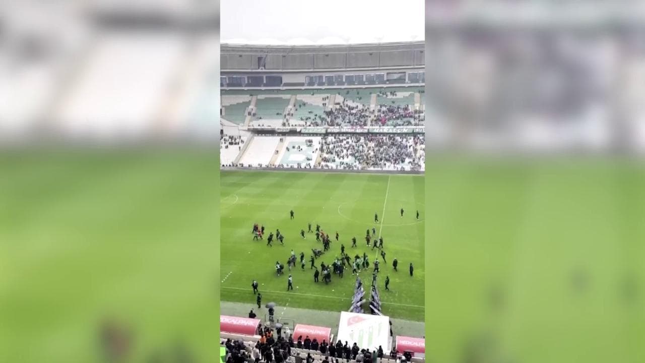 Turchia, calciatori curdi dell'Amedspor aggrediti selvaggiamente dal pubblico del Bursaspor