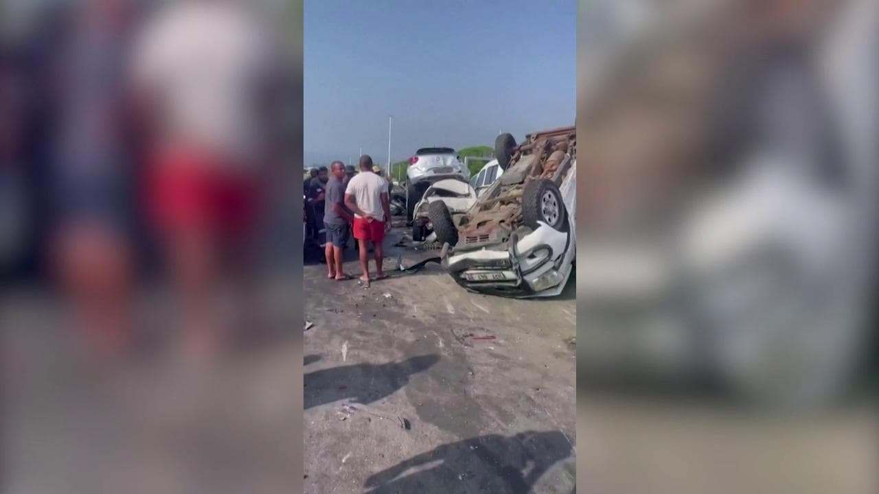Sudafrica, incidente stradale distrugge quasi 40 macchine: le immagini