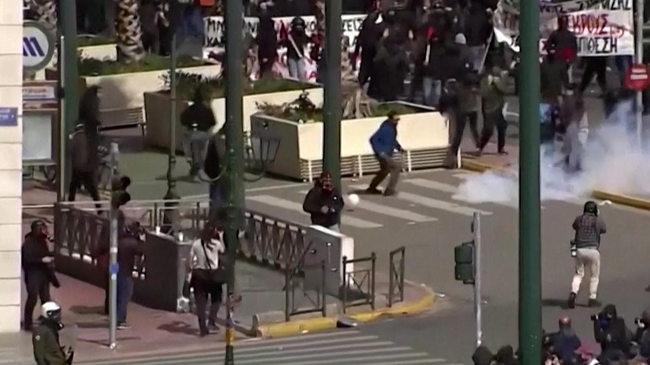 Atene, ancora manifestazioni di protesta per l'incidente ferroviario: gli scontri con la polizia