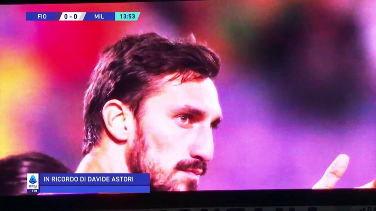 Il commovente minuto di applausi per Davide Astori durante Fiorentina-Milan