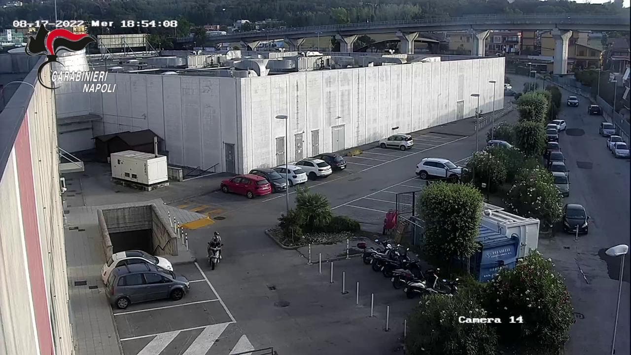 Serie di furti di scooter in centro commerciale, 2 arresti