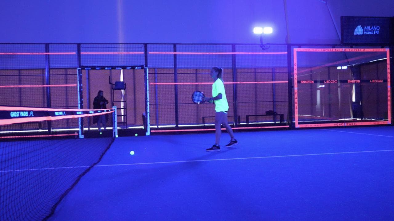 Ghostpadel, lo sport del momento al buio: si vedono solo linee, pallina e abbigliamento di chi gioca