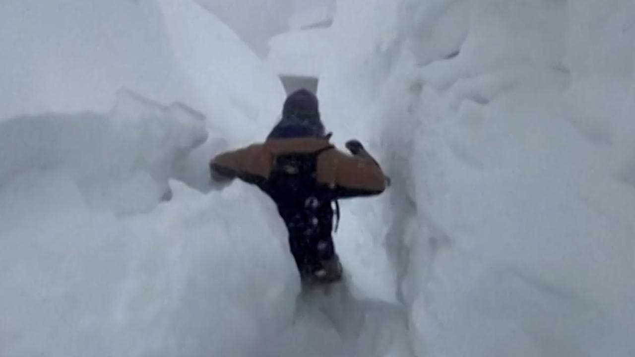 California, la tempesta perfetta dopo la siccità: trovano fuori casa "l'Alaska" con pareti di neve alte 2 metri