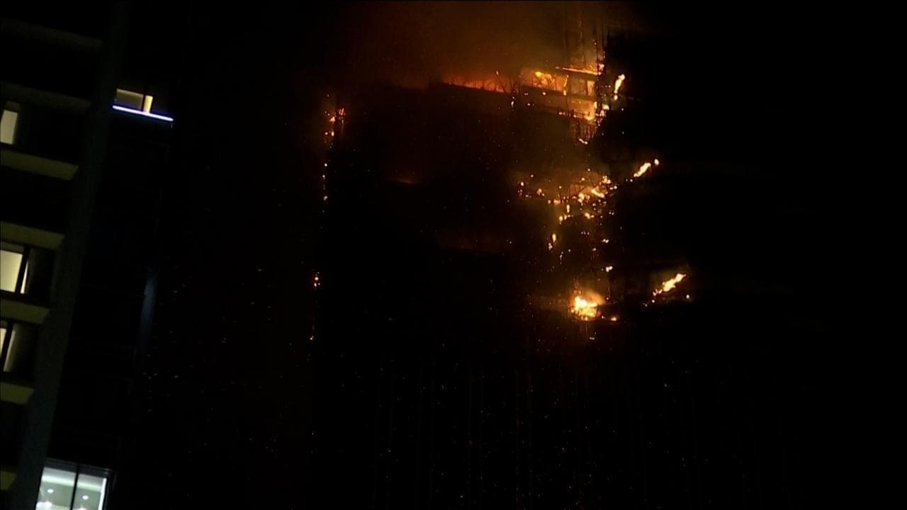 Paura a Hong Kong, in fiamme un grattacielo in costruzione nel quartiere dello shopping