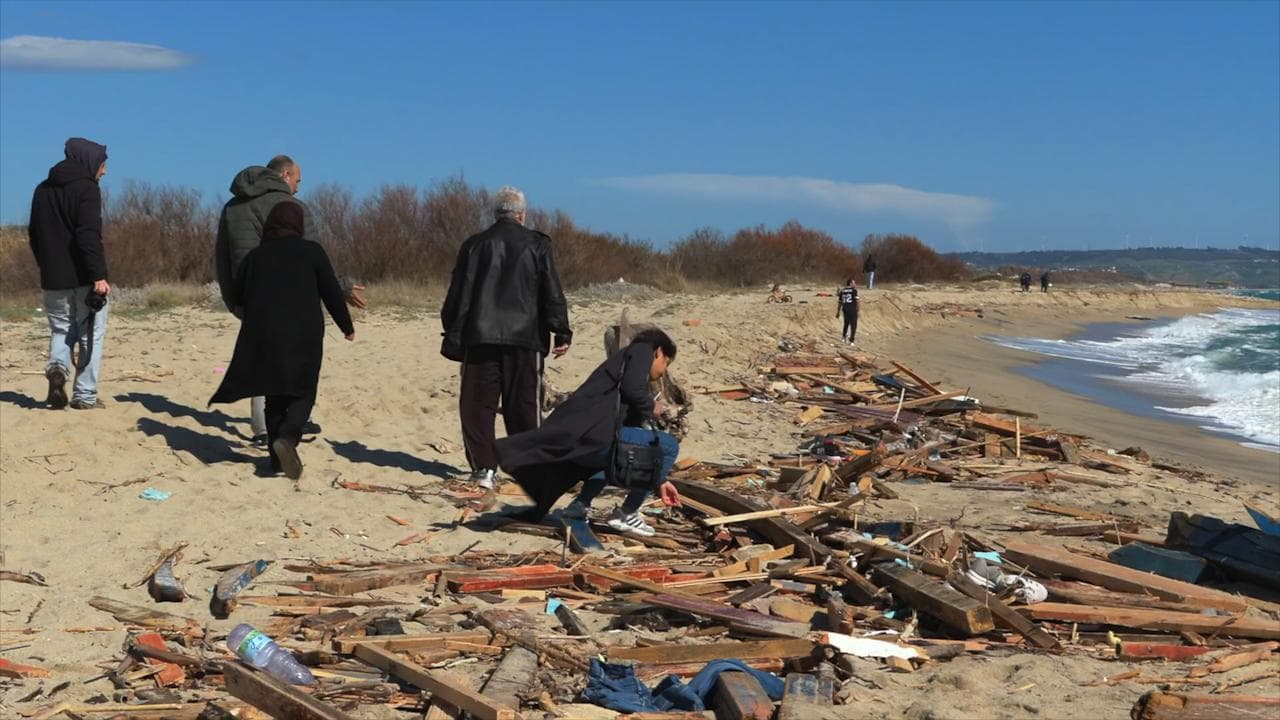 Cutro, i sopravvissuti cercano sulla spiaggia gli oggetti dei loro cari deceduti nel naufragio