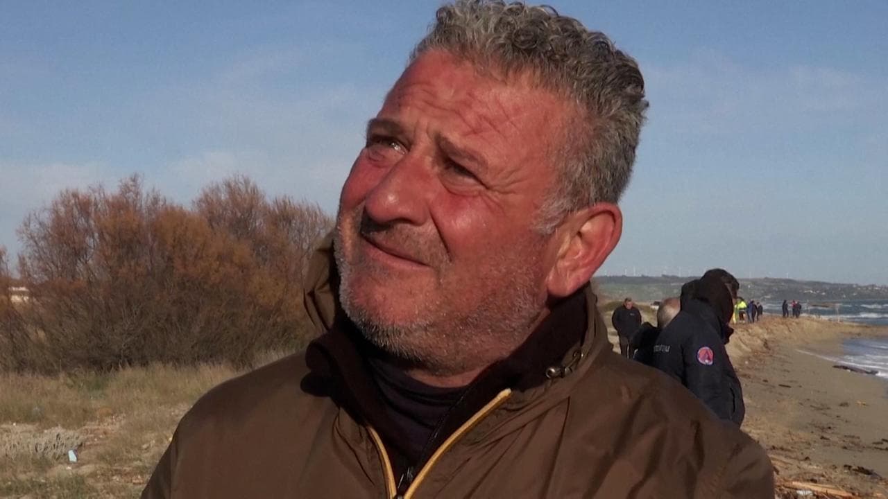 Naufragio migranti, "Non sono riuscito a salvarli": il dolore del pescatore che li ha visti annegare
