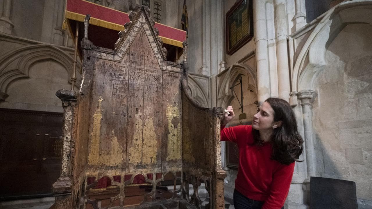 Ecco la Coronation Chair: il trono di 700 anni pronto per l'incoronazione di re Carlo III