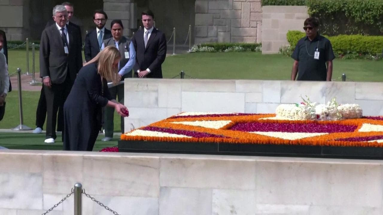 Delhi, Meloni rende omaggio al memoriale di Gandhi: "Rafforzeremo i legami tra Italia e India"