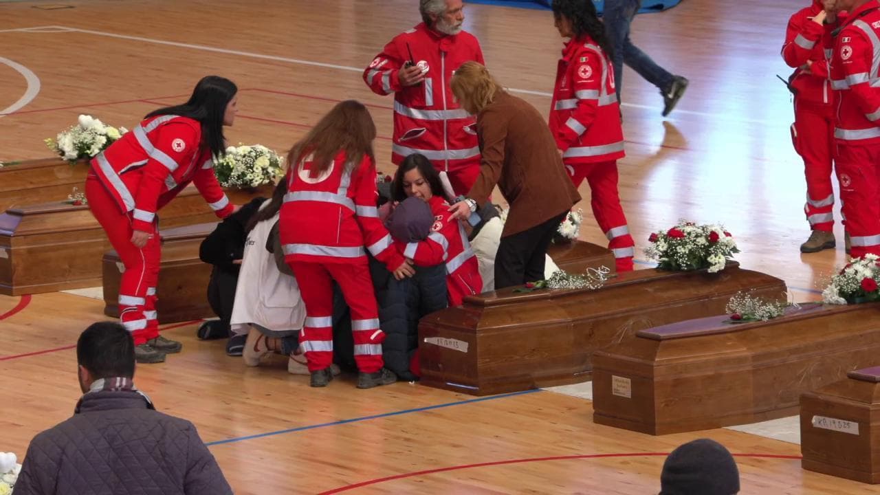 Naufragio di Cutro, la disperazione dei familiari dei migranti davanti alle 66 bare
