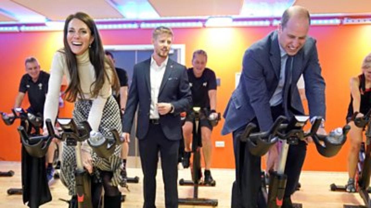 Kate e William saltano in bici e si sfidano in una gara di spinning, l'erede al trono ne esce male