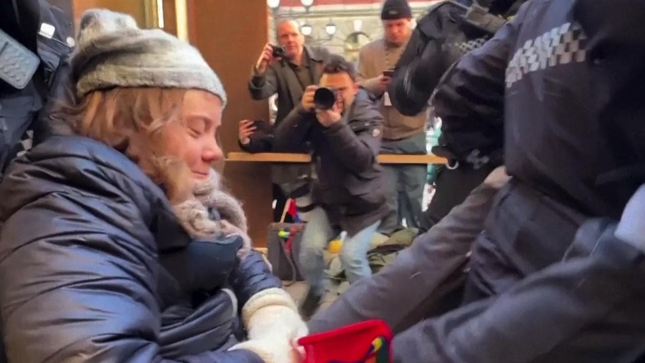Oslo, la polizia porta via Greta Thunberg durante protesta