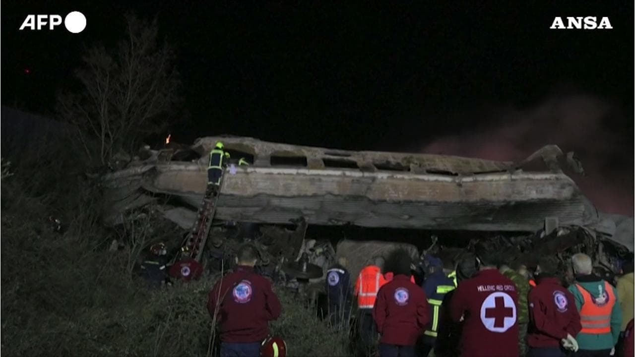 Grecia, scontro tra due treni: i soccorritori al lavoro sul luogo dell'incidente