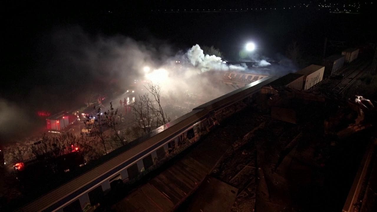 Grecia, scontro fra treni: i soccorsi sul luogo dell'incidente