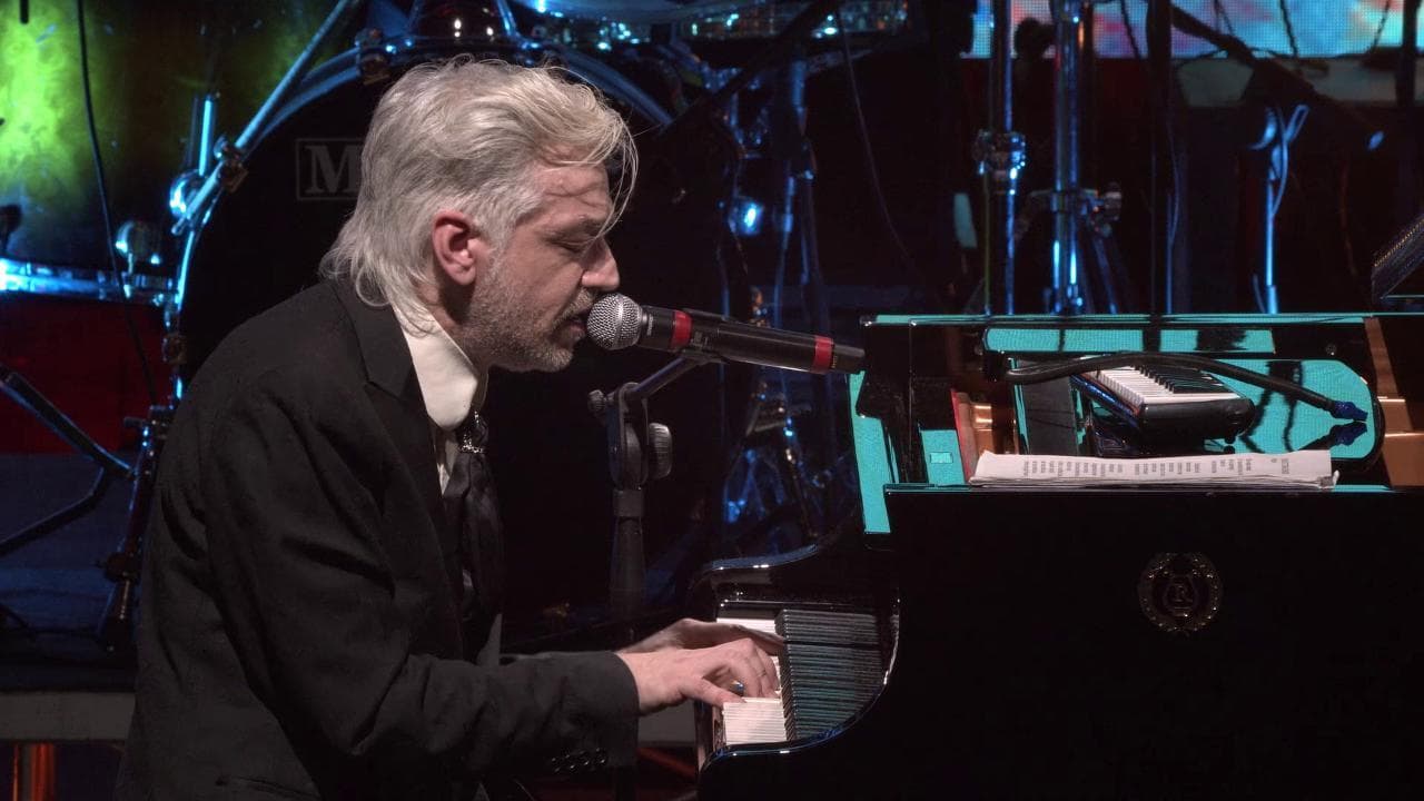 Morgan al piano, l'omaggio a Maurizio Costanzo: la sigla dello Show diventa 'Io che amo solo te'