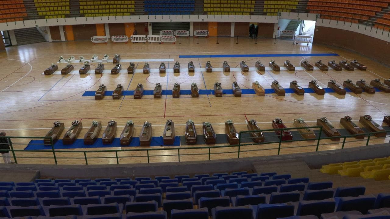 Naufragio, le bare a Crotone allineate nel palazzo sport