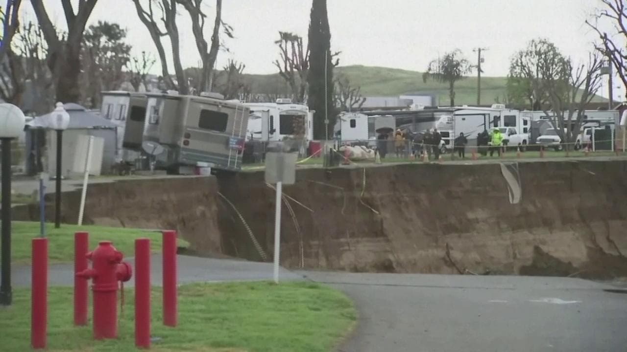 La tempesta fa franare gli argini del fiume, la terra sotto il camper non regge e viene risucchiato