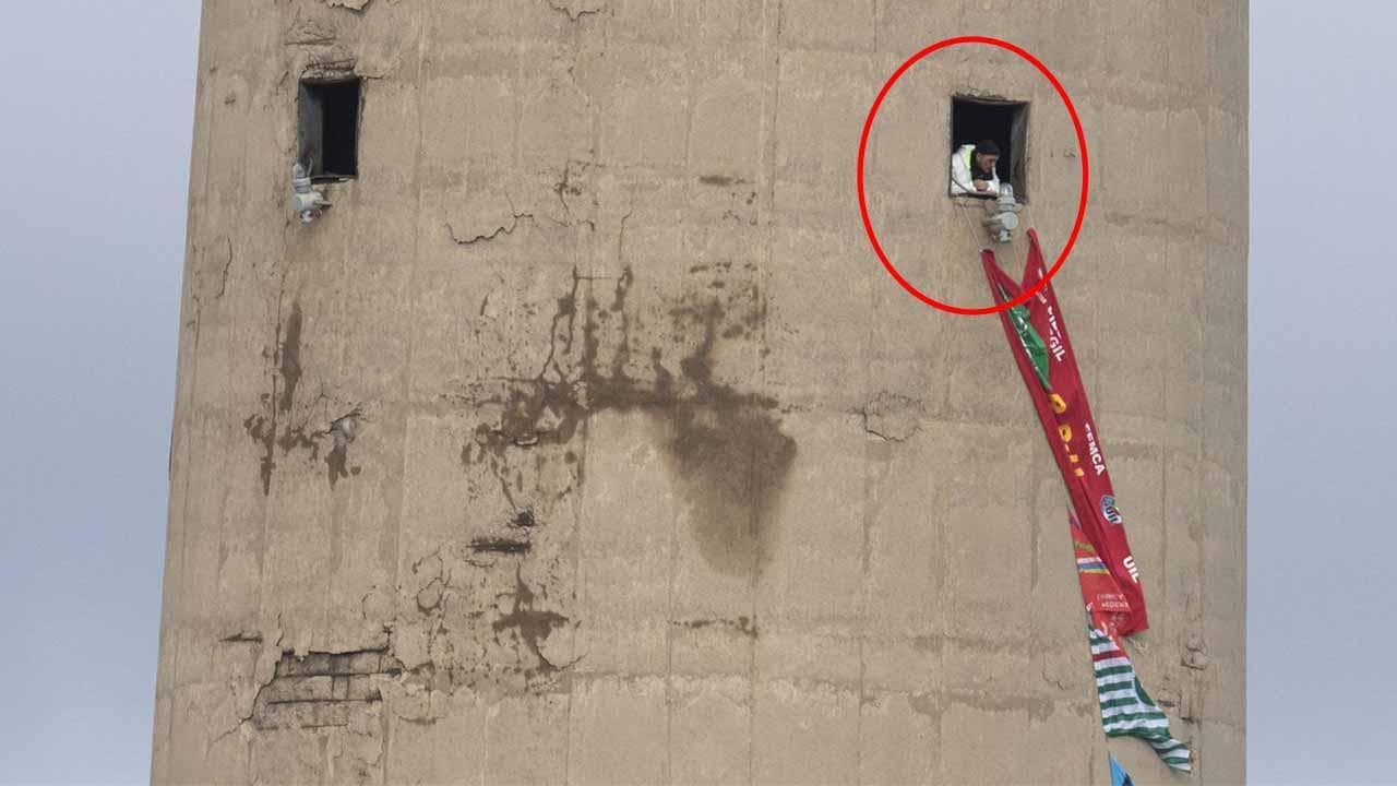 Sud Sardegna, protesta alla Portovesme: quattro operai sulla ciminiera a 100 metri di altezza