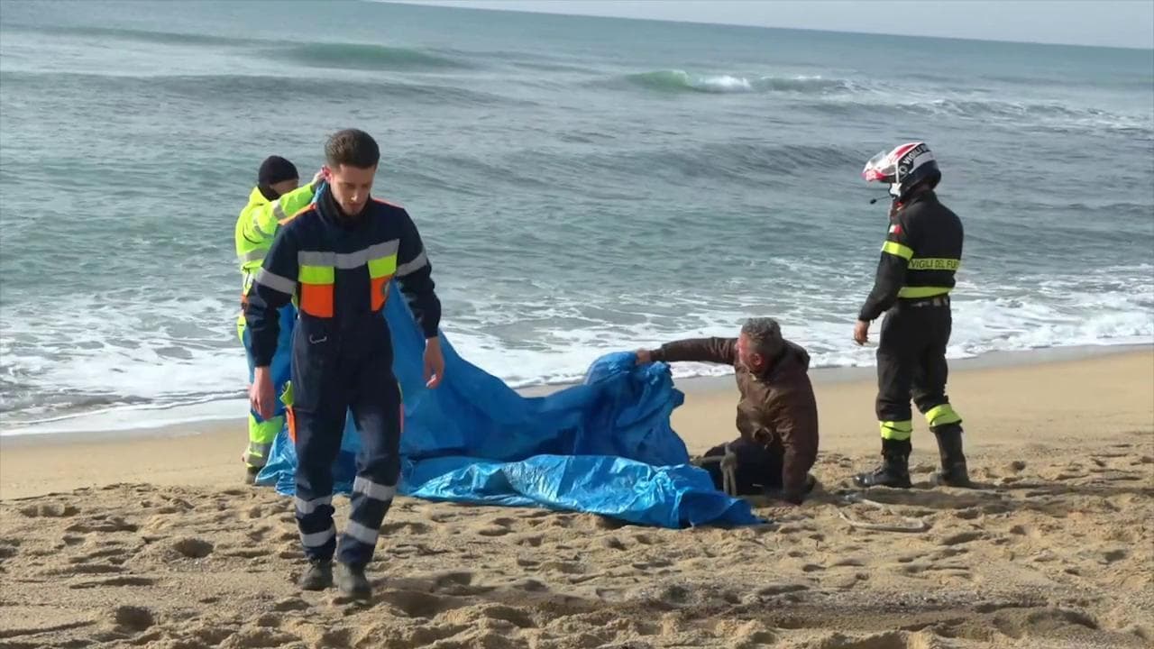 Strage di migranti a Crotone, dopo tre giorni trovata un'altra vittima: i soccorritori la portano via
