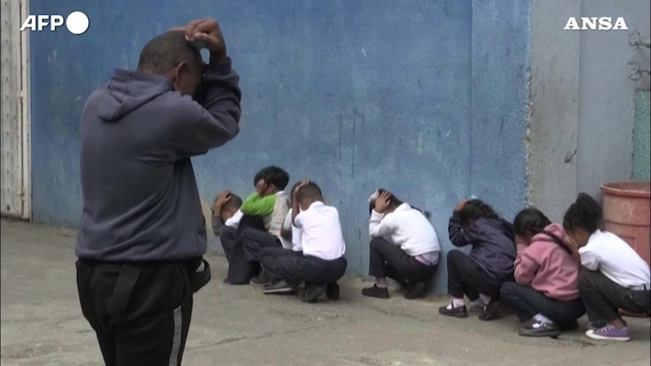 Venezuela, a scuola si insegna ai bambini come evitare i proiettili
