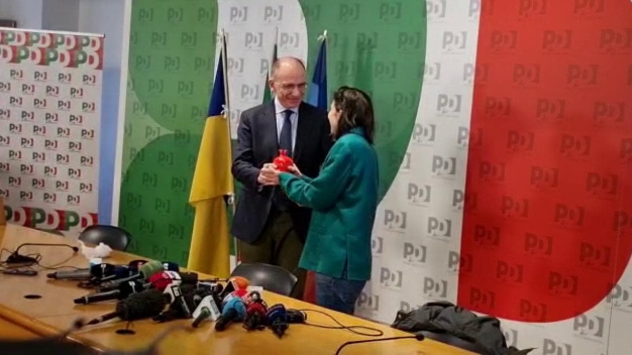 Passaggio di consegne Pd, Letta consegna un melograno a Schlein: "Simbolo di fortuna"