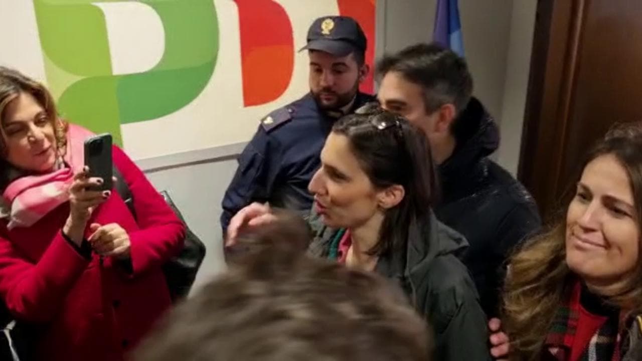 Pd, Elly Schlein nuova segretaria: l'arrivo al Nazareno per il passaggio di consegne