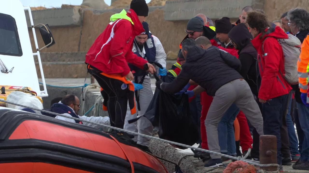 Crotone, motovedetta recupera corpo portato sul molo