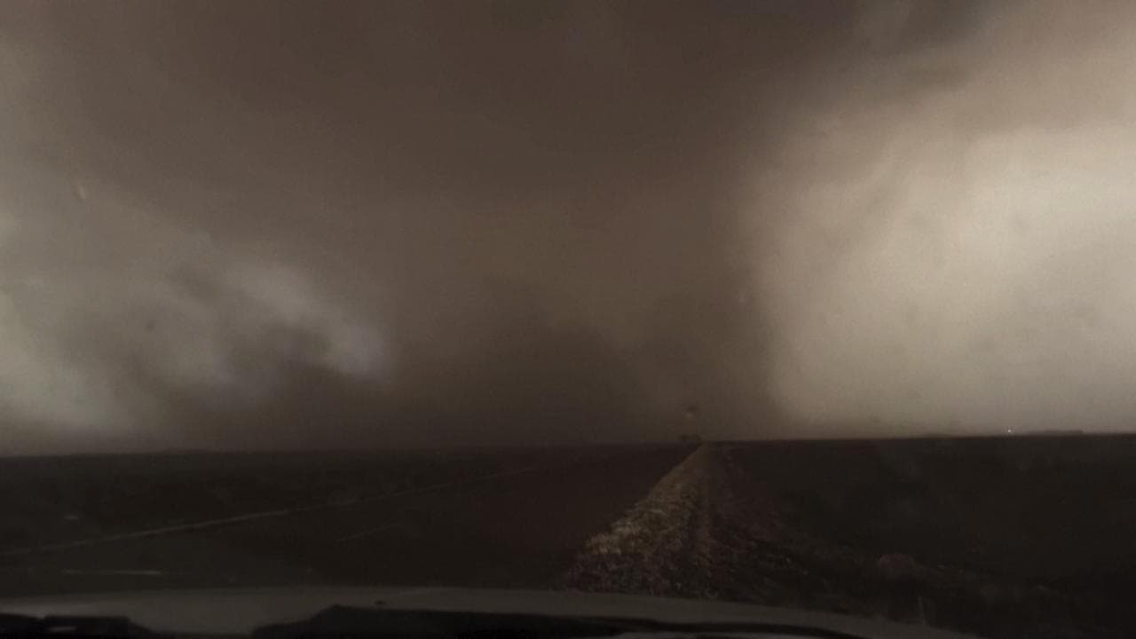 La tempesta oscura il cielo e i lampi preoccupano gli automobilisti: sembra di essere in un incubo