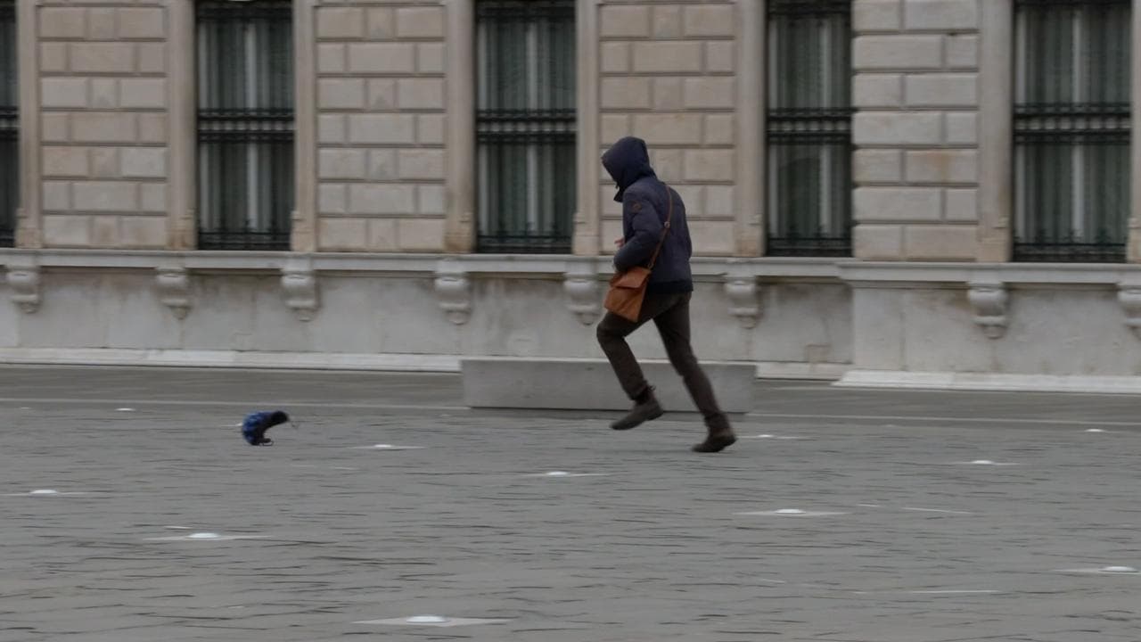 La bora sferza Trieste, così camminare per strada diventa un'impresa