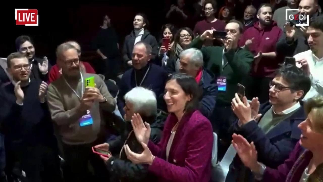 Elly Schlein neo segretaria del Pd canta "Bella ciao" con i suoi sostenitori