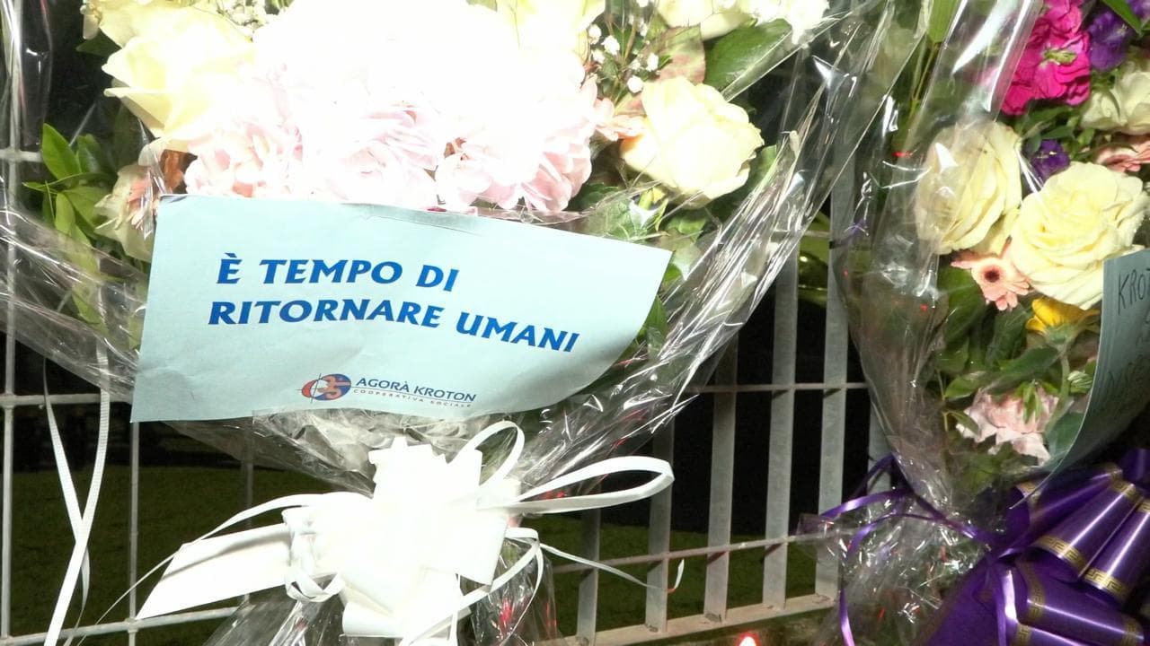 Strage di migranti, il gesto di umanità dei crotonesi: appesi fiori dove riposano le salme