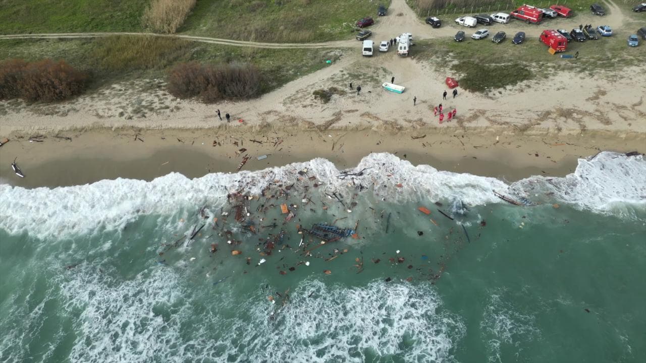 Migranti, la strage di Crotone vista dal drone: le immagini choc dei resti della barca tra le onde
