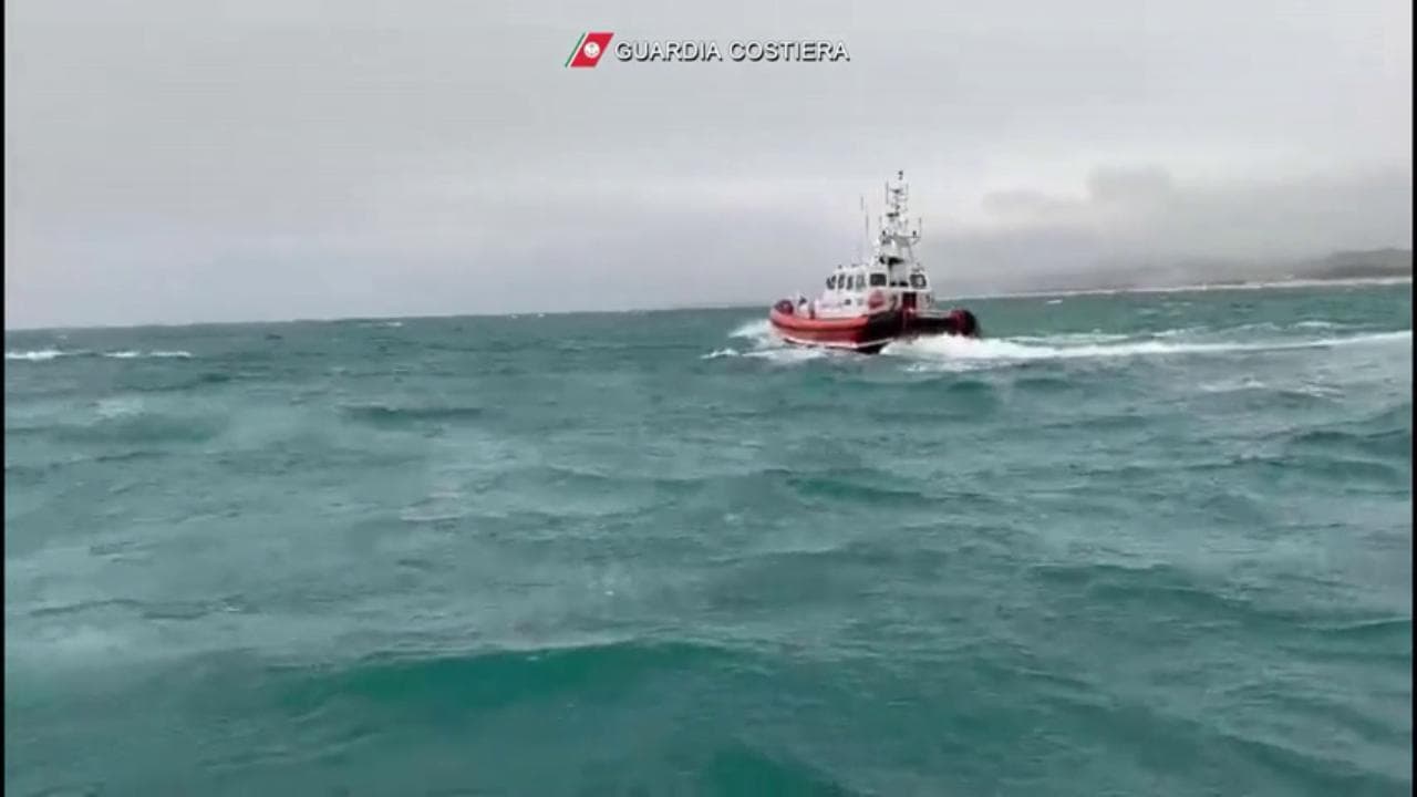 Strage di migranti a Crotone, le ricerche con l'elicottero della Guardia costiera