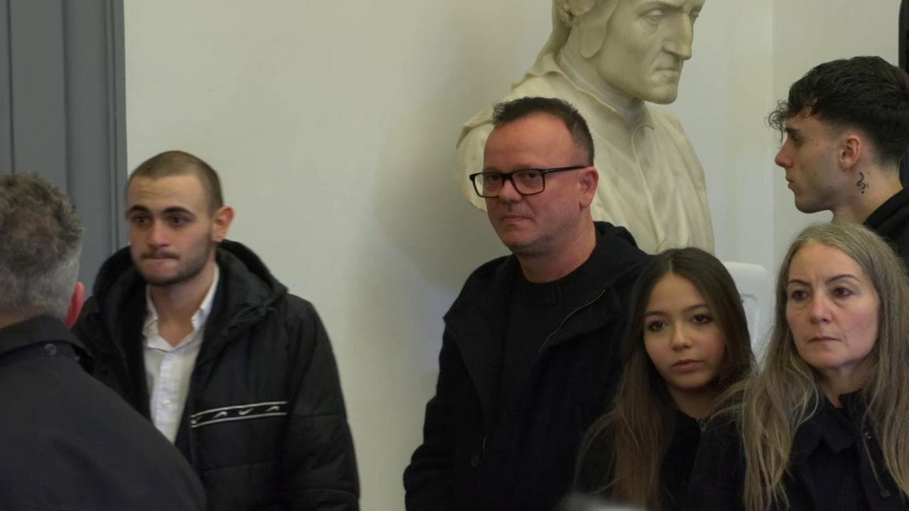 Costanzo, la commozione di Gigi D'Alessio di fronte al feretro