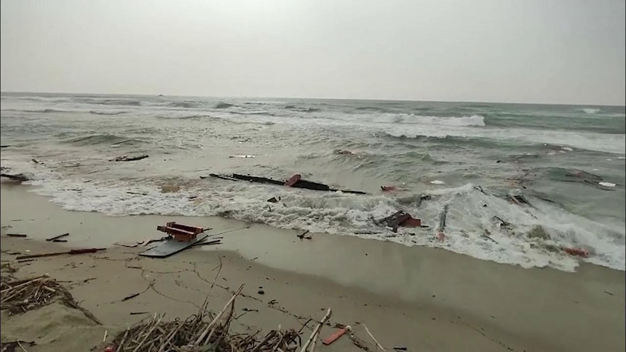 Strage di migranti a Crotone, la distesa di lenzuola bianche che copre i cadaveri