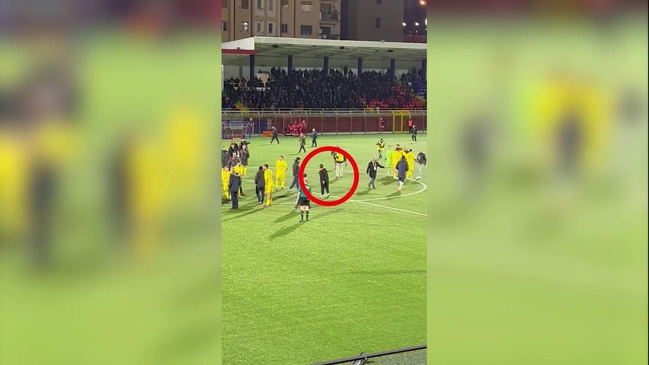 Potenza-Taranto, Capuano mostra all'arbitro il video del gol annullato e poi lancia via il cellulare