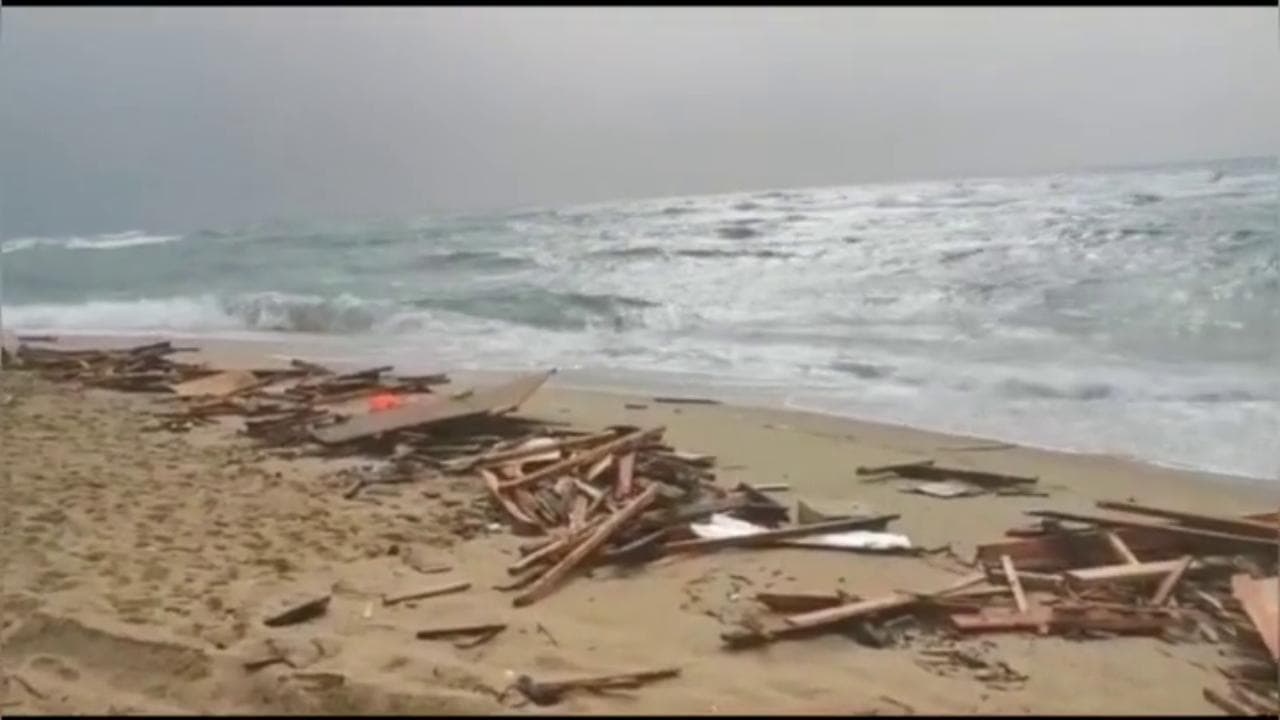 Migranti, decine di morti davanti alla costa del Crotonese: i primi soccorsi sul luogo del naufragio