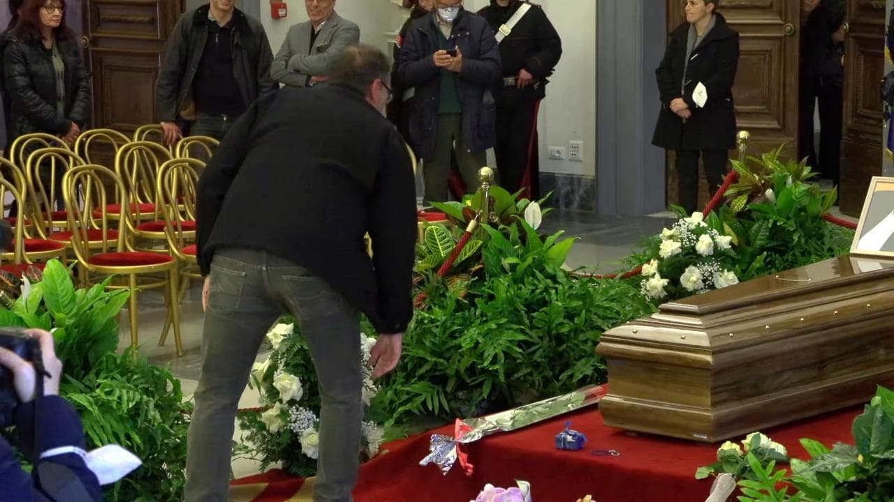 Costanzo, Valerio Mastandrea depone una rosa accanto al feretro