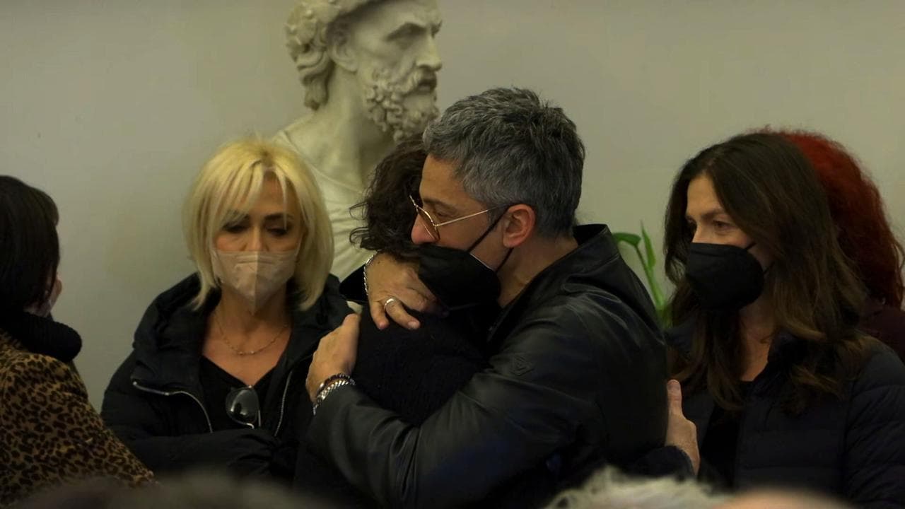 Costanzo, Fiorello arriva in Campidoglio e abbraccia i parenti del giornalista
