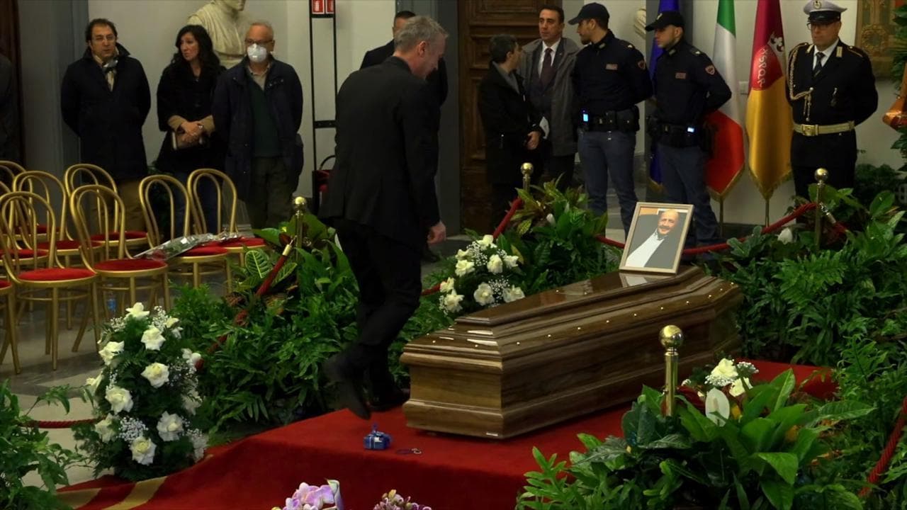 Costanzo, il dolore del presentatore Pierluigi Diaco: abbraccia e bacia la bara