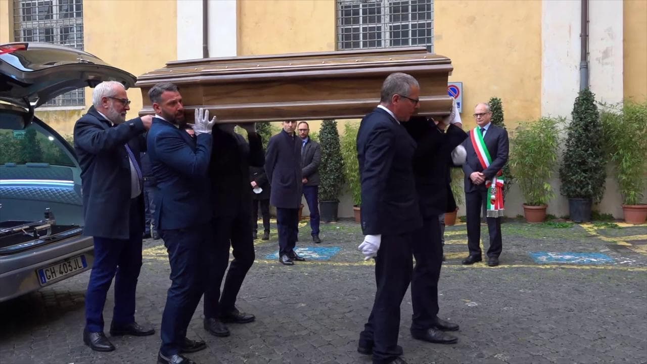 L'arrivo del feretro di Maurizio Costanzo alla camera ardente in Campidoglio