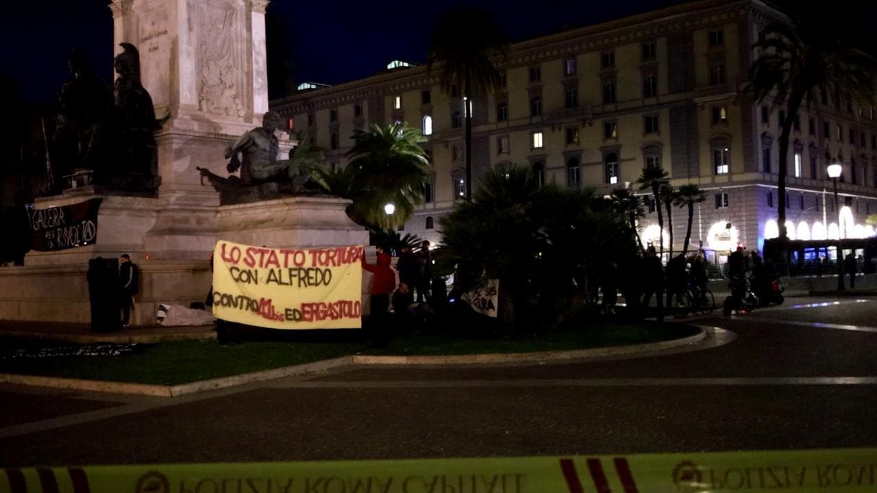 Cospito, la reazione degli anarchici: "Assassini, sarete responsabili di quello che succederà"