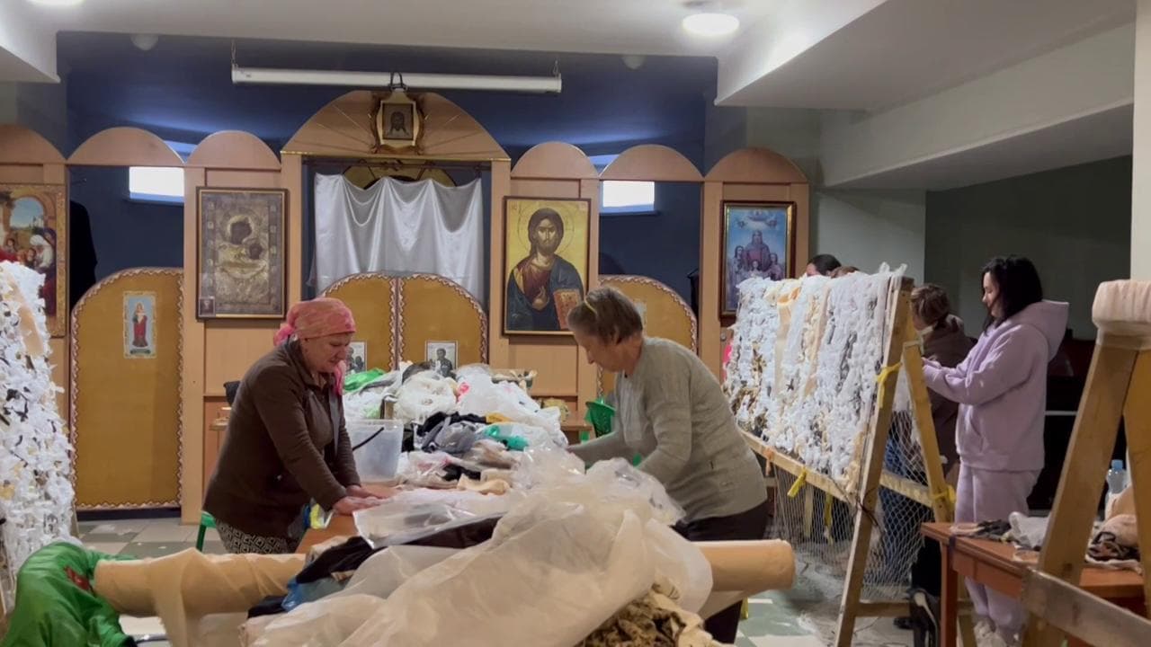 A Belgorod tra le fedeli che tessono reti mimetiche per i soldati russi