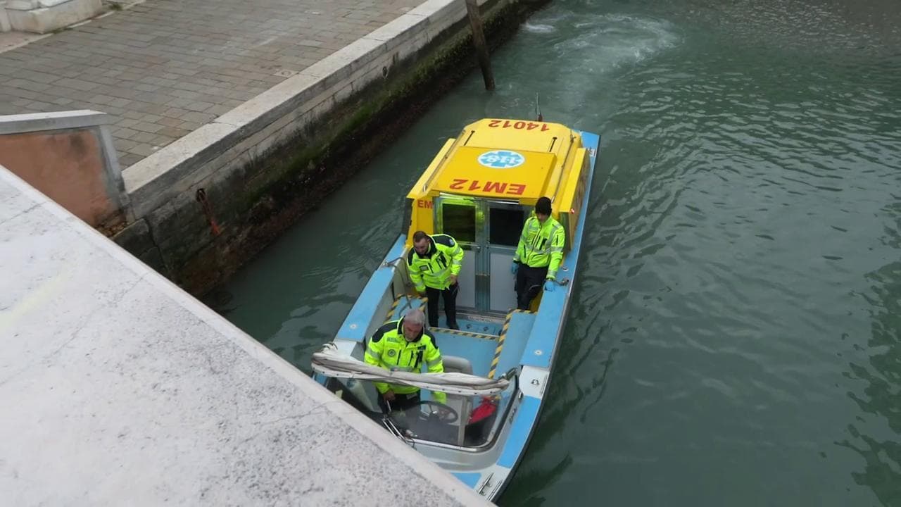 Venezia, a bordo di una idroambulanza durante la bassa marea eccezionale: le difficoltà dei soccorsi